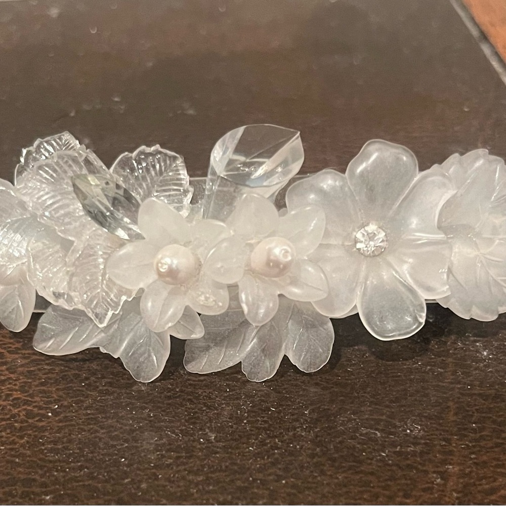 Elegant White Floral Hair Barrette